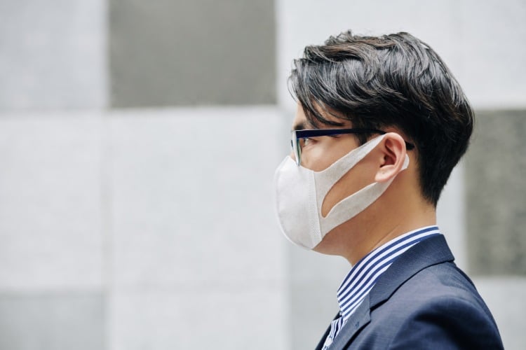 mundschutz masken tragen gegen viren und wegen gefahr von infektionen