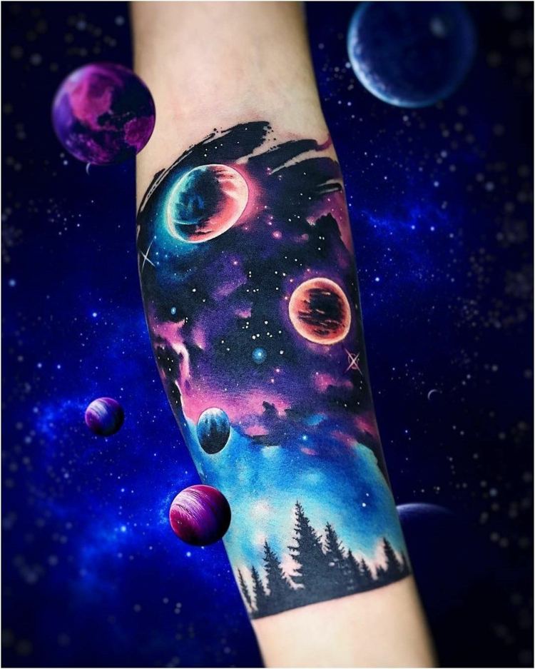 realistic Style Tattoos Unterarm Planeten Tattoomotiv Bedeutung