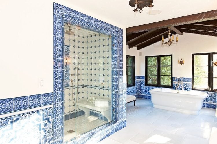 spanisches Badezimmer in Weiß und Blau gestalten Ideen für mediterrane Badgestaltung