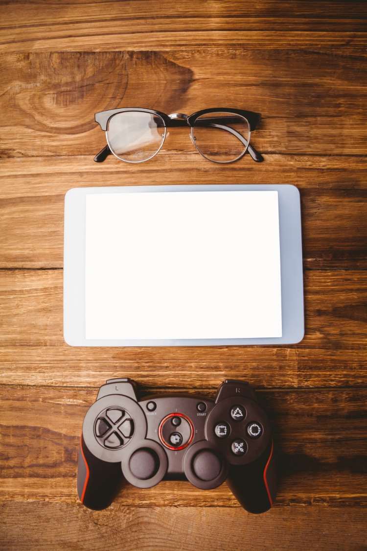 tablet brille und videospiel