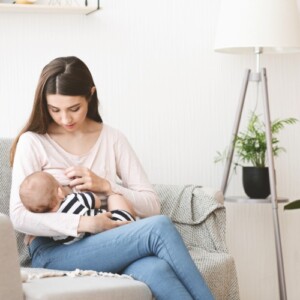 vorteile der muttermilch junge mutter füttert ihr neugeborenes kind