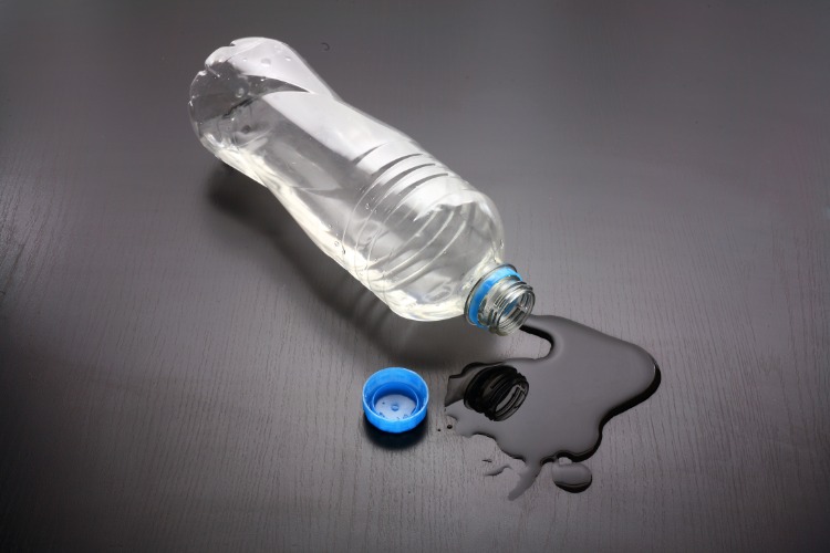 wasser fließt aus trinkflasche bisphenol a frei