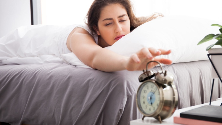 zu lange schlafen und gesundheitsrisiken des verschlafens im überblick