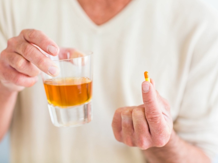 Alkohol und Medikamente können in Kombination der Gesundheit schaden
