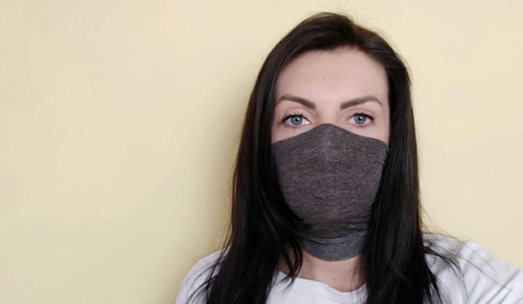 Aus einem Strumpf eine Schutzmaske für Mund und Nase selbst herstellen
