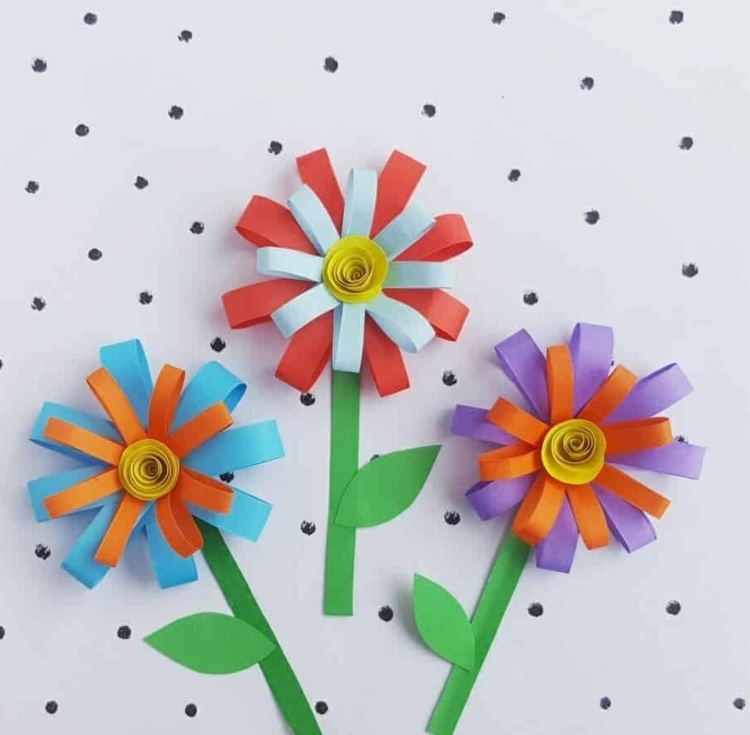 Basteln mit Kindern im Frühling und Blumen aus Papierstreifen gestalten in buntem Farben - Chrysanthemen