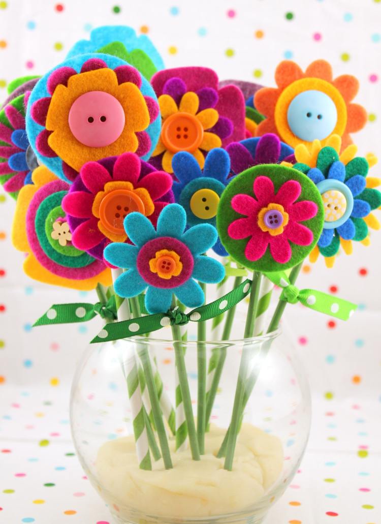 Basteln mit Kindern im Frühling und Blumen gestalten aus Filz für einen Blumenstrauß