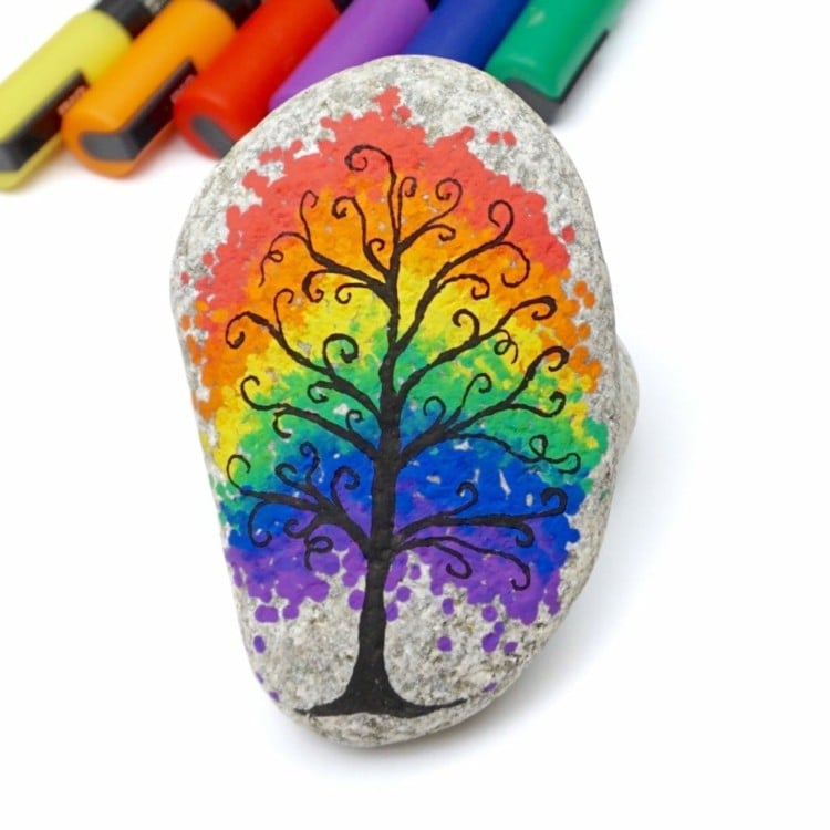 Baum mit Regenbogen-Krone als Idee zum Nachmachen und Verschenken