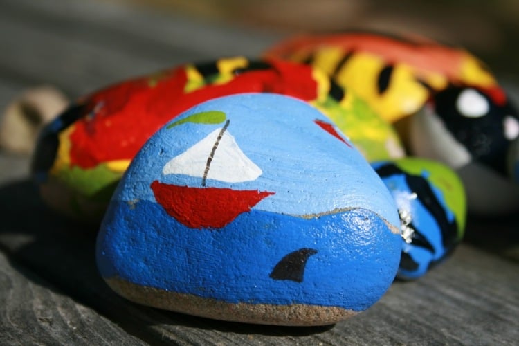 Bemalter Stein mit Meer und Segelboot für maritimes Flair