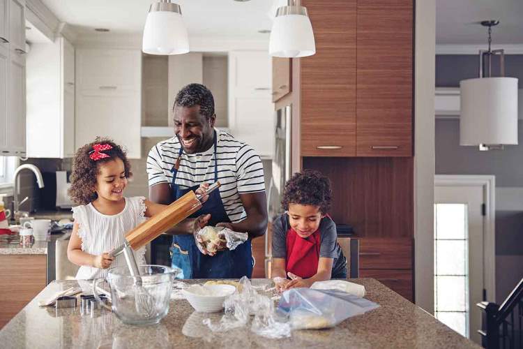 Beschäftigung für Zuhause mit Kindern kochen Tipps Familienspiele gegen Langeweile