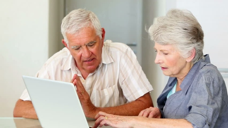 Bringen Sie Großeltern den Umgang mit Computern bei, um in Verbindung und informiert zu bleiben