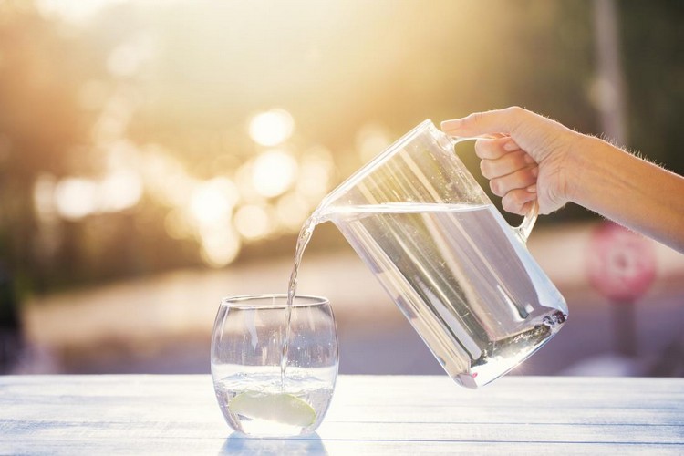Coronavirus Ansteckung vor Viren schützen Wasser regelmäßig trinken