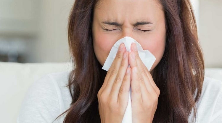 Covid-19 versus normale Grippe Niesen und Husten