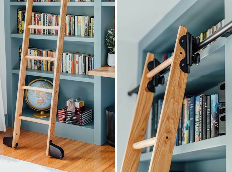 Das Bücherregal im Jugendzimmer in Blau-Grau ist mit einer Holzleiter zum Schieben ausgestattet