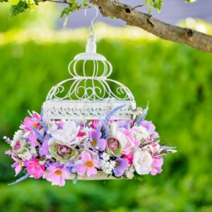 Einfache DIY Idee mit Blüten in romantischen Farben in einem kleinen Käfig
