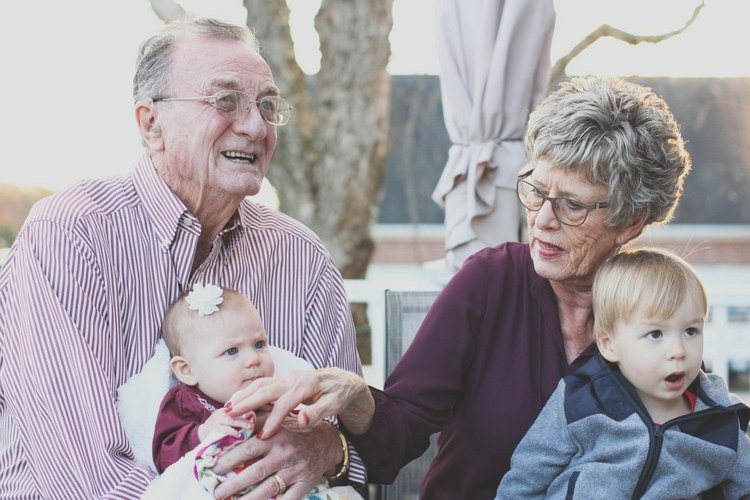 Finden Sie die richtige und vertrauenswürdige Person, die das Gespräch mit den Großeltern führt