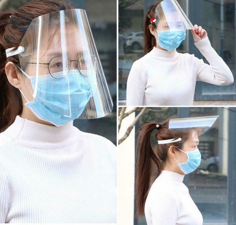 Gesichtschutzschild aus Plastik in Kombination mit Mundschutz-Maske tragen