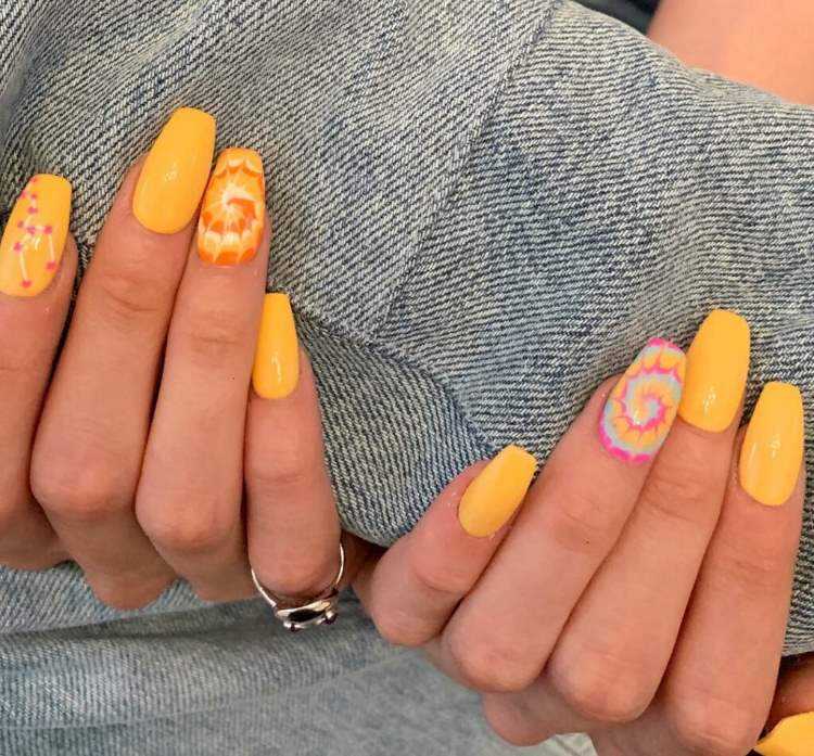 Gigi Hadid Nägel Tie Dye Nails Nageldesign Trends