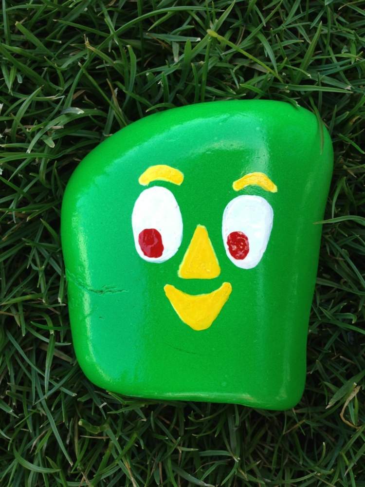 Grünes Gesicht als Idee fürs Gestalten von Steinen