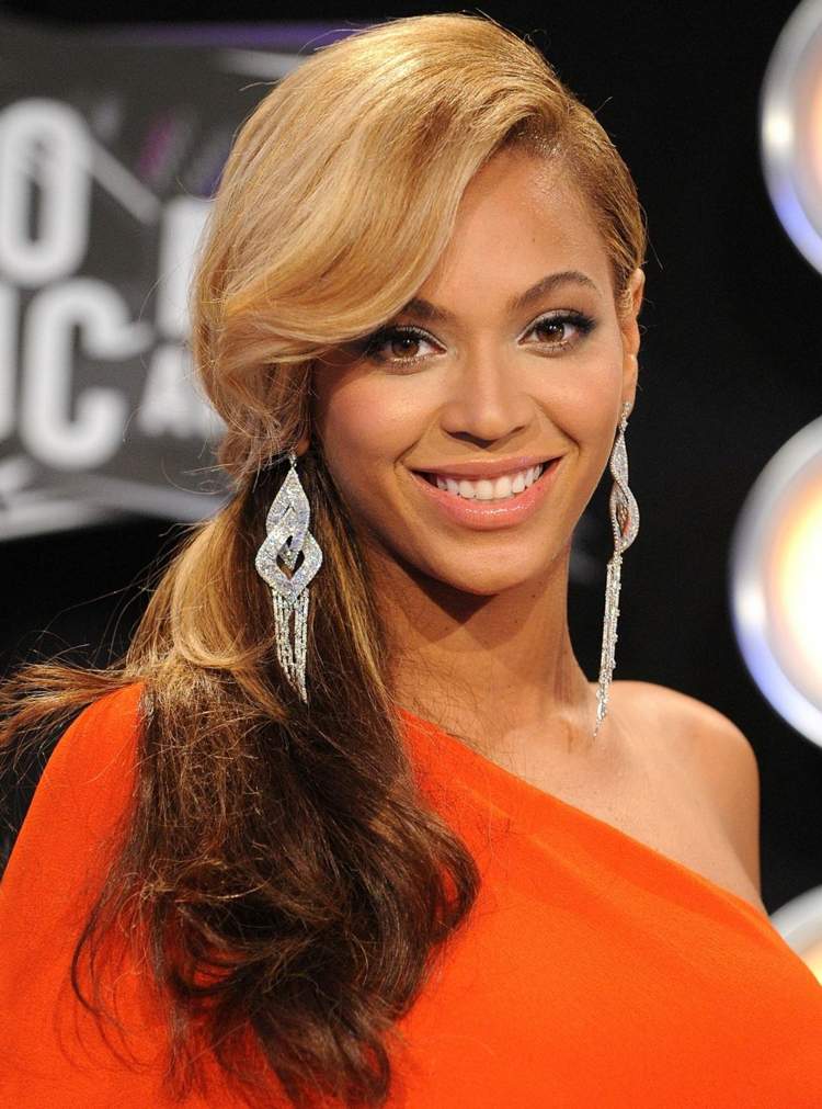 Haare seitlich wegstecken Blond Braun Ombre Haarfarbe Beyonce Frisuren