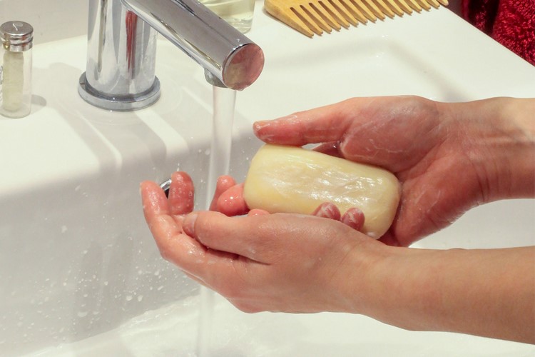 Handseife schlecht für die Haut trockene Hände Pflegetipps