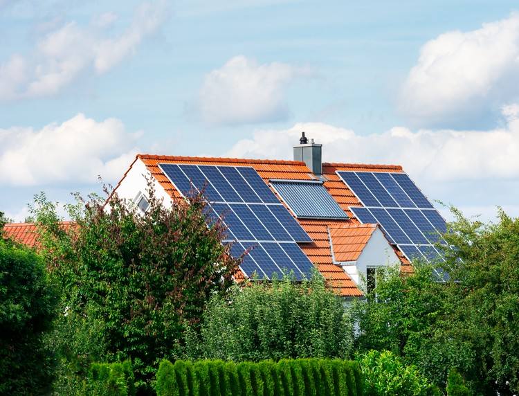 Heizen mit eigener Photovoltaiksystem am Dach des Hauses