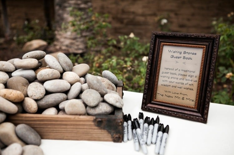 Hochzeitsgäste können Wünsche auf Steine schreiben, die das Brautpaar als Erinnerung behält