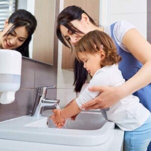 Hände desinfizieren Coronavirus Schutzmaßnahmen Seifenwasser selber herstellen