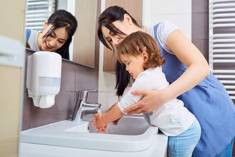 Hände desinfizieren Coronavirus Schutzmaßnahmen Seifenwasser selber herstellen