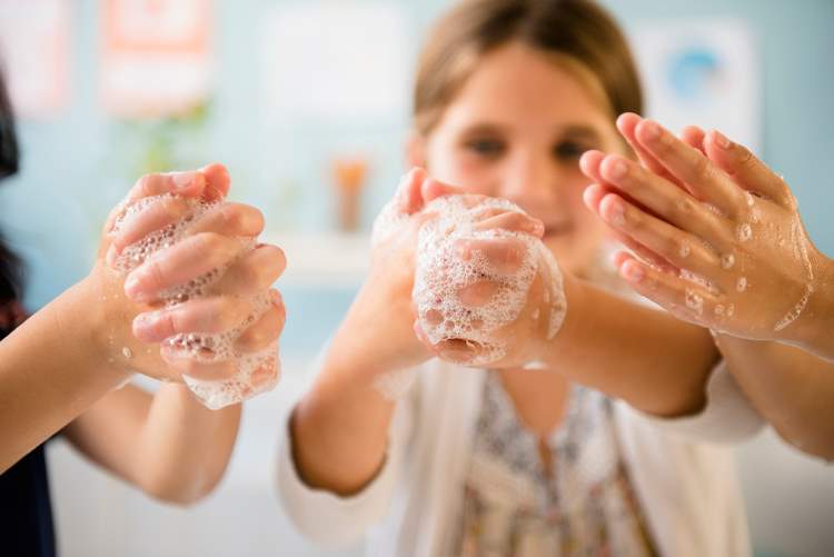 Hände desinfizieren Seifenwasser selber machen