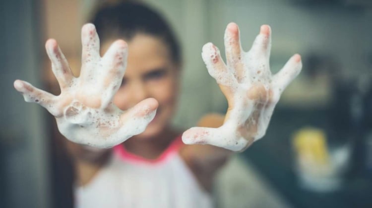 Hände waschen und reinigen als Schutz vor Viren wie Corona