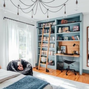 Jugendzimmer in Blau-Grau mit Bücherregal und integriertem Schreibtisch