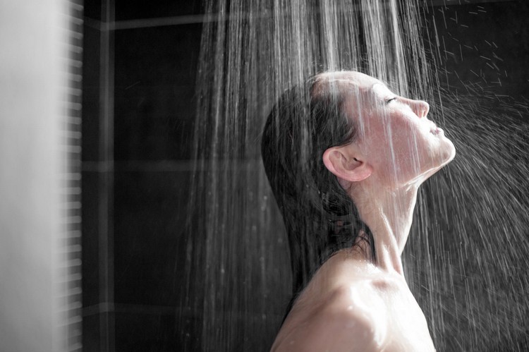 Kalt duschen stärkt die Abwehrkräfte gehört zu Morgenroutine
