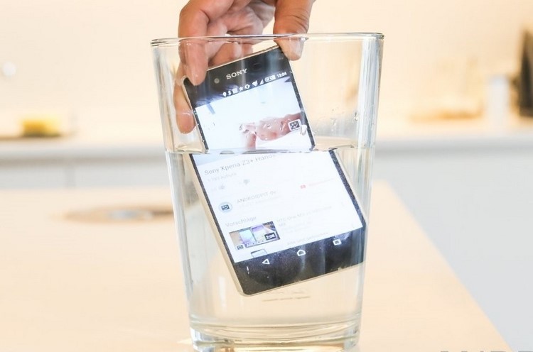Kann man wasserdichte Handy-Modelle mit Wasser reinigen
