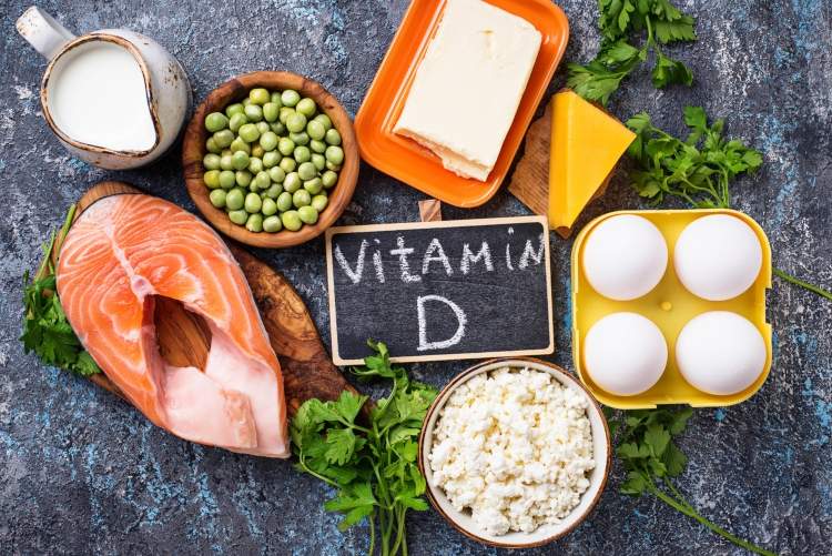 Lebensmittel reich an Vitamin D Lachs und Eier und Nüsse
