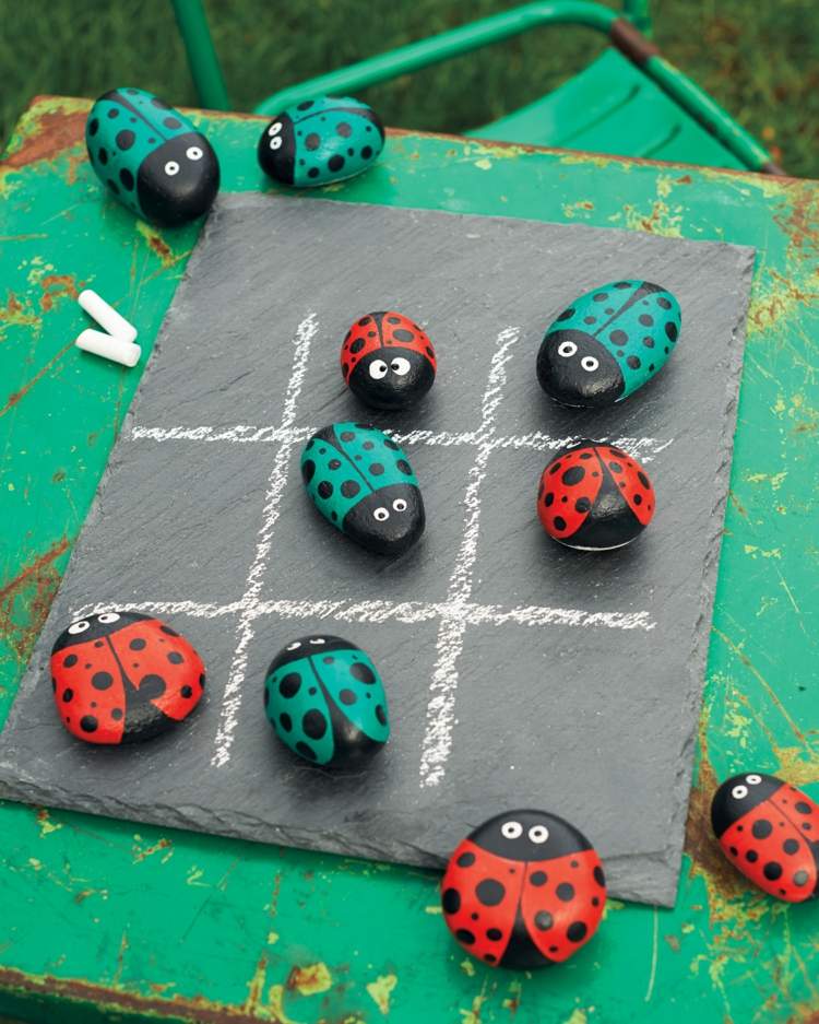 Marienkäfer auf Steinen malen und für Tic Tac Toe auf einer Schieferplatte verwenden