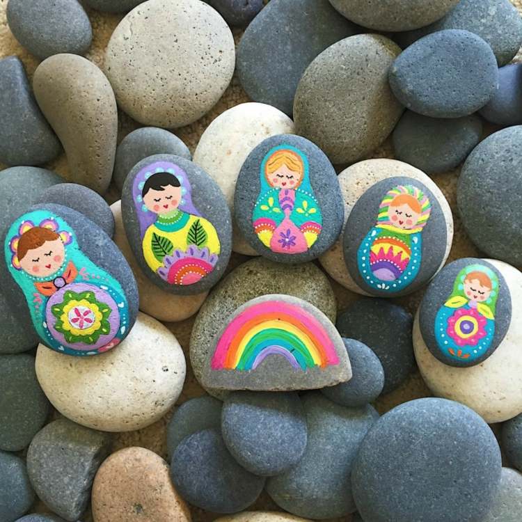 Matrjoschka und Regenbogen auf flachen Kieselsteinen für Erwachsene