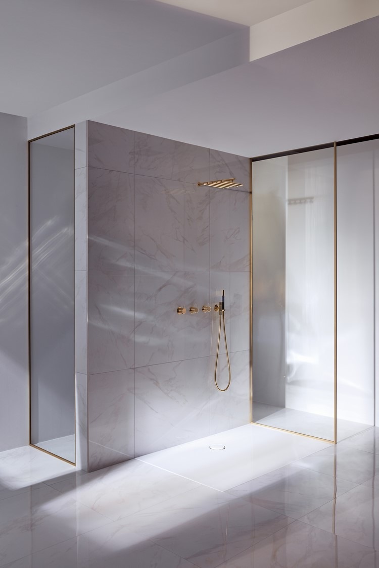 Minimalismus im Bad bodenebene Duschwanne und Duschsystem für Wandeinbau in Messing-Look