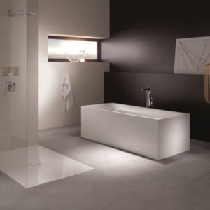 Minimalismus im Badezimmer rechteckige freistehende Badewanne ebenerdige Dusche mit Glaswand Einbau-Duschsystem