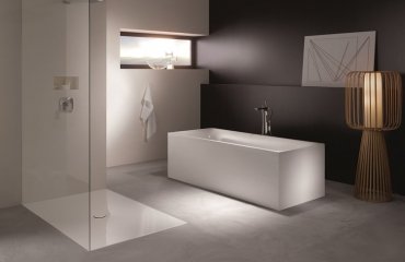 Minimalismus im Badezimmer rechteckige freistehende Badewanne ebenerdige Dusche mit Glaswand Einbau-Duschsystem