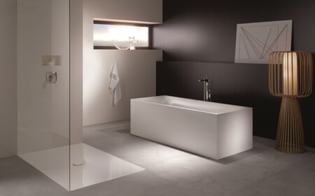 Minimalismus im Badezimmer rechteckige freistehende Badewanne ebenerdige Dusche mit Glaswand Einbau-Duschsystem