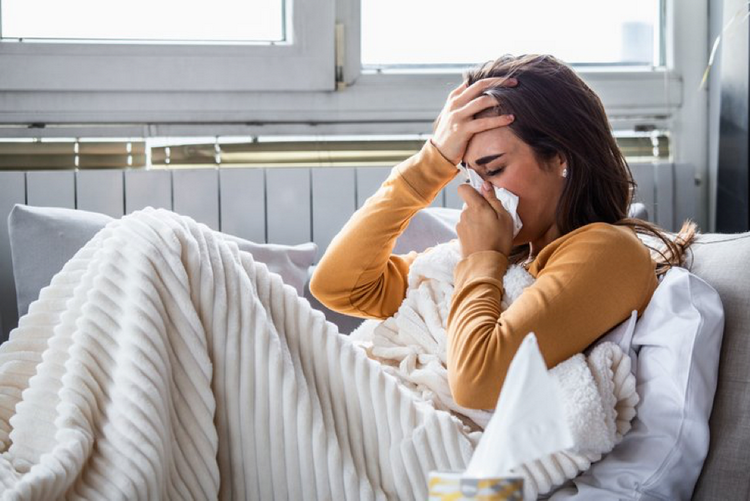 Normale Grippe hat Symptome wie Fieber, Husten, Halsschmerzen, Müdigkeit