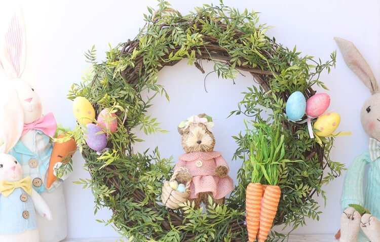 Osterbasteln mit Kindern Ideen für Osterkranz aus Naturmaterialien wie Zweige und Blumen