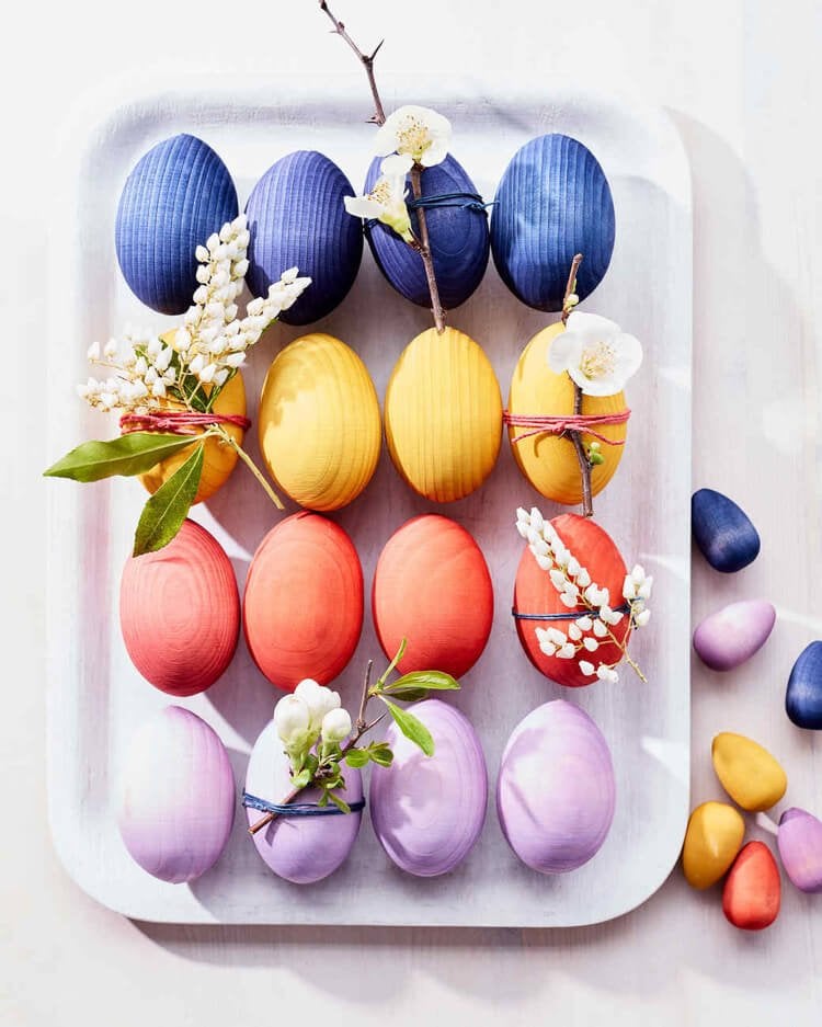 Ostereier färben und mit frischen Blüten dekorieren Ideen für farbenfrohe Deko mit den Kindern