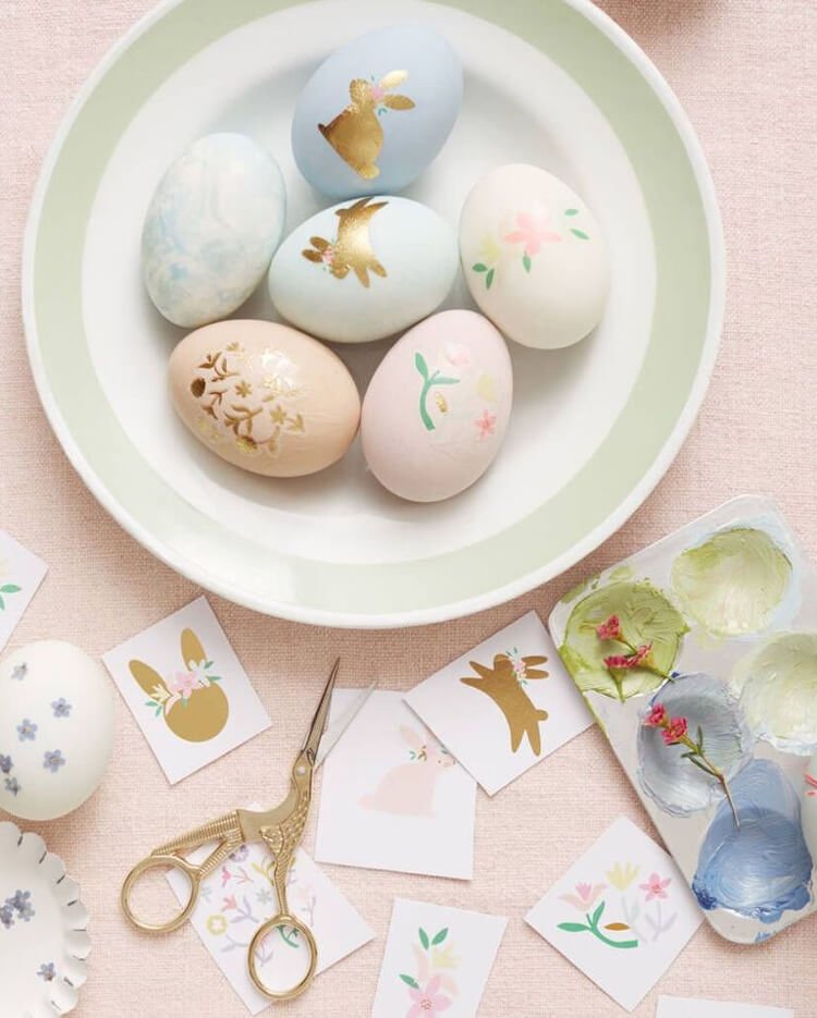 Ostergeschenke Erwachsene selber machen Ideen für Mama Ostereier färben und mit Stickern verzieren