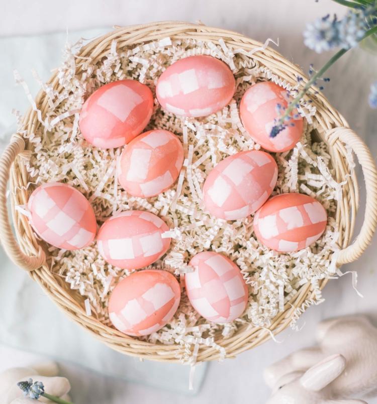 Rosa Eier färben mit Muster aus Klebeband in drei Nuancen
