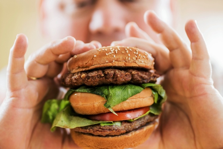 Salzhaltige Lebensmittel Hamburger warum ist zu viel Salz ungesund