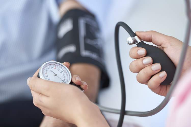 Schnittlauch gegen Bluthochdruck frische Kräuter Wirkung Gesundheit