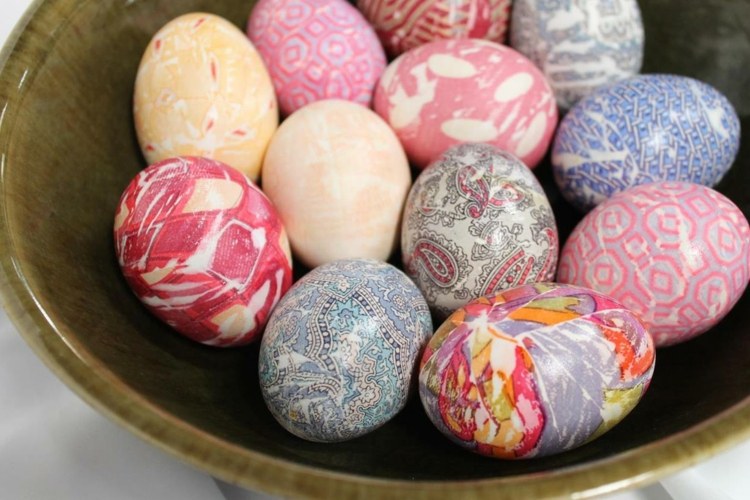 Seide verwenden und Eier färben mit Muster - Kreative Idee für Ostern
