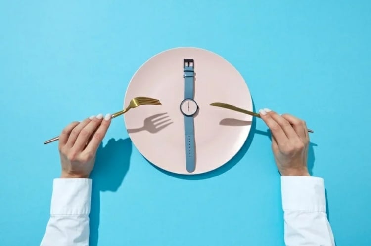 Spielt die Uhrzeit für das Abendessen eine Rolle und warum darf nachts nicht gegessen werden